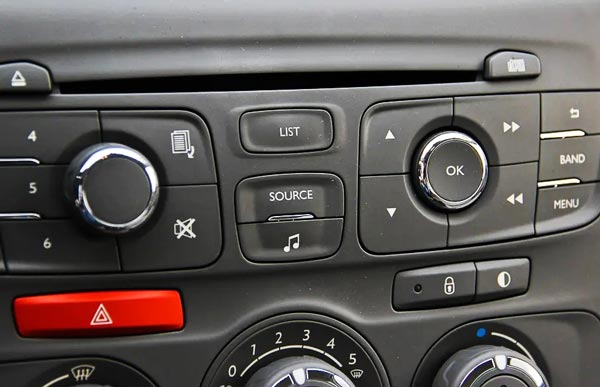 汽車標(biāo)識(shí)logo都是如何進(jìn)行打標(biāo)的？答案是用激光打標(biāo)機(jī)！(圖2)